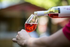 Bort töltenek pohárba (Fotó: MTI/ Mohai Balázs)