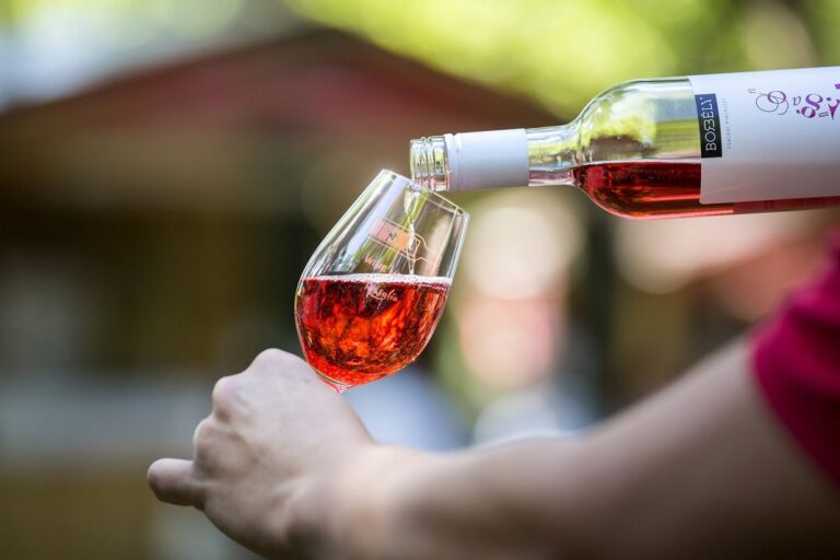 Bort töltenek pohárba (Fotó: MTI/ Mohai Balázs)