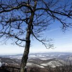 Kirándulók a behavazott Dobogó-kőn