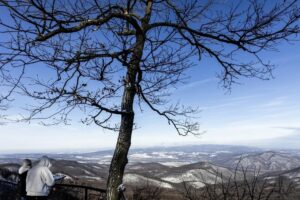 Kirándulók a behavazott Dobogó-kőn