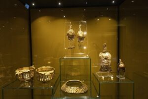 Késő antik ékszerek és edények