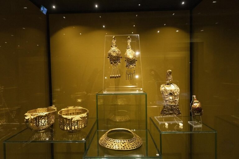 Késő antik ékszerek és edények