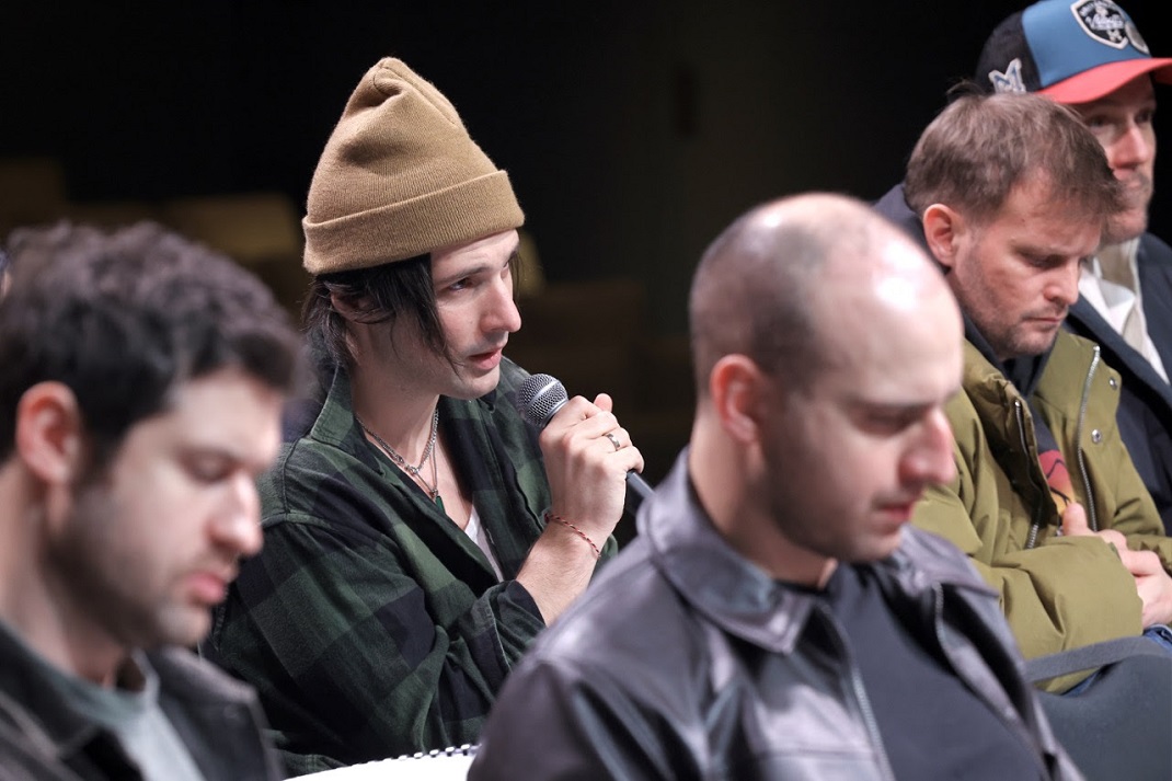 Ember Márk mikrofonba beszél a Hogyan tudnék élni nélküled? próbáján