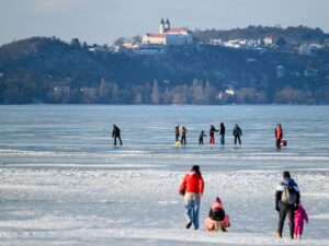 Emberek a befagyott Balaton jegén Zamárdinál