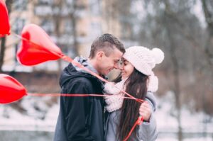 Fiatal pár télen
