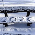 „2026” felirat egy behavazott padon a Dobogó-kőn