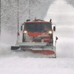Hókotró munkagép takarít egy behavazott utat