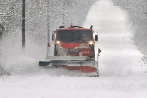 Hókotró munkagép takarít egy behavazott utat