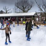 Korcsolyázó fiatalok