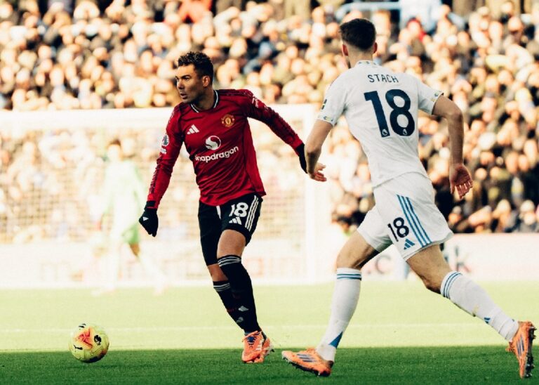 Mérkőzés közben a Manchester United és a Leeds labdarúgói