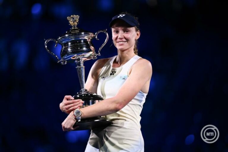 Jelena Ribakina a bajnoki trófeával