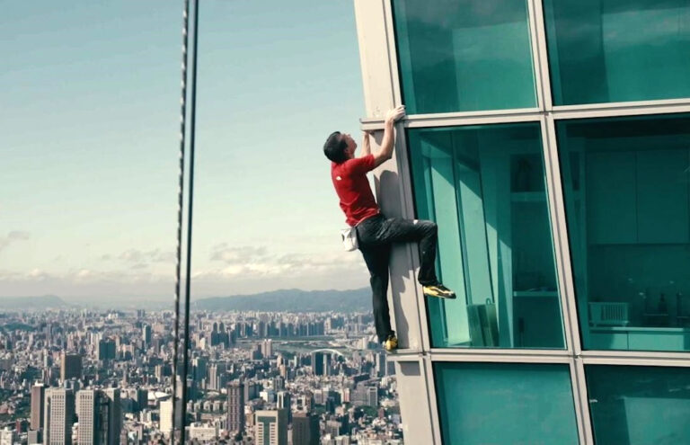 Amerikai sziklamászó biztosítás nélkül mászik fel Tajpejben felhőkarolóján