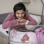 Magyarország első újévi babája és anyukája a Kistarcsai Flór Ferenc Kórház szülészeti osztályán 2026. január 1-jén