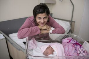 Magyarország első újévi babája és anyukája a Kistarcsai Flór Ferenc Kórház szülészeti osztályán 2026. január 1-jén