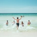 Fürdőzés a tengerben