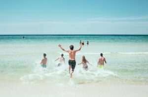 Fürdőzés a tengerben