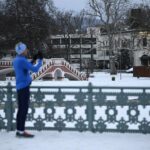 Futó a behavazott Városligetben