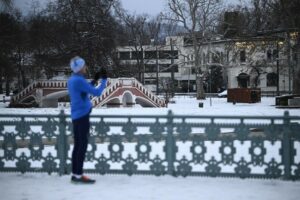 Futó a behavazott Városligetben