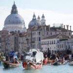Vízi parádé a velencei karneválon 2025-ben
