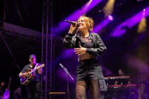 Zaz francia énekesnő koncert közben