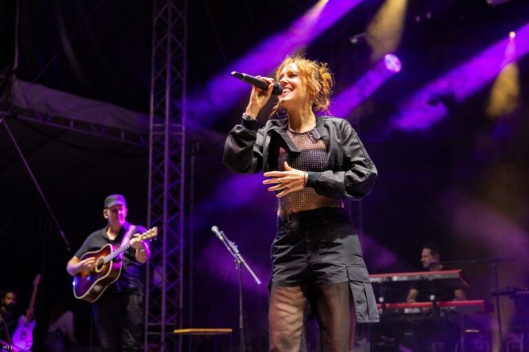 Zaz francia énekesnő koncert közben
