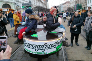 Mr. Piano és a miskolci gyerekek a Kocsonyafesztiválon