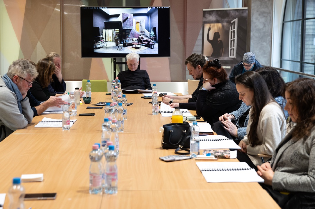 A Tengeren című darab szereplői a próbán