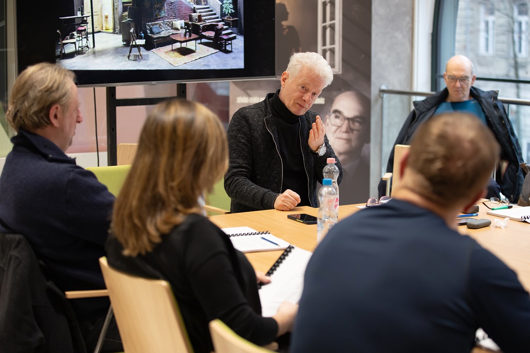 A Tengeren című darab rendezője (k) és szereplői a Thália Színházban