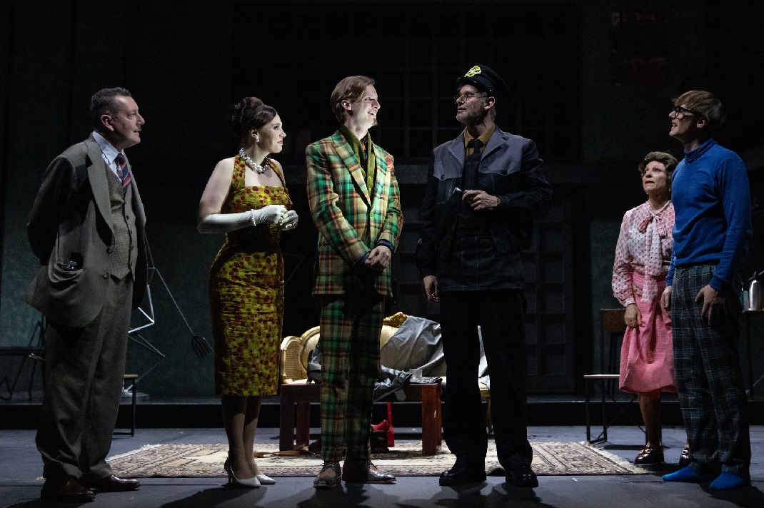 Jelenet a Black Comedy előadásból