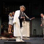 Jelenet a Black Comedy előadásából