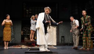 Jelenet a Black Comedy előadásából