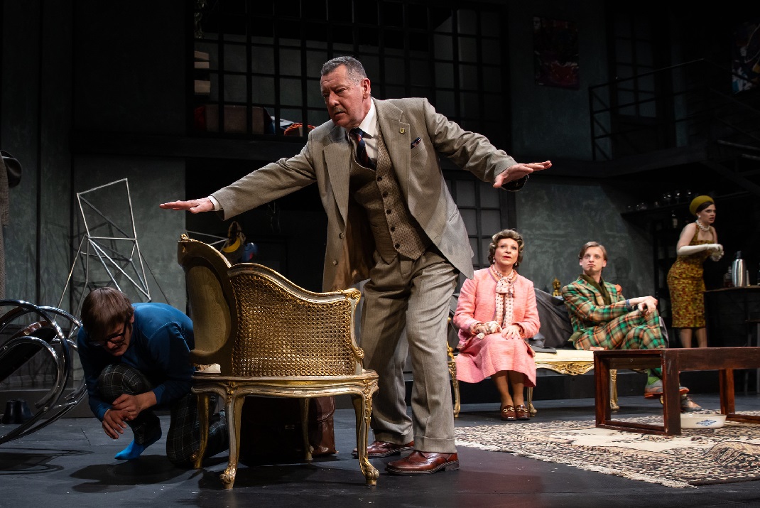 Jelenet a Black Comedy előadásából