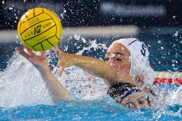 Női vízilabdázók mérkőzés közben az Európa-bajnokságon 2026-ban