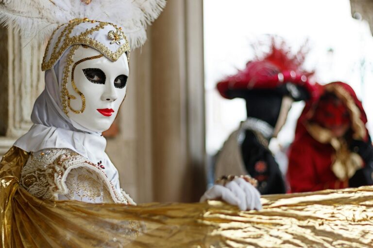 Farsangi jelmeszes alakok