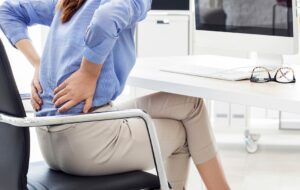 Derékfájás irodai munka közben