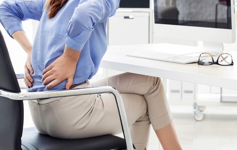 Derékfájás irodai munka közben
