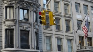 Amerikai zászló egy ház homlokzatán