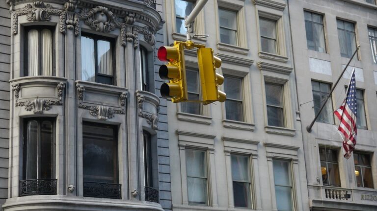 Amerikai zászló egy ház homlokzatán