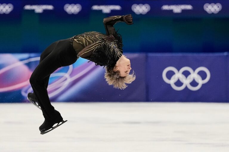 Ilia Malinin hátra szaltó közben