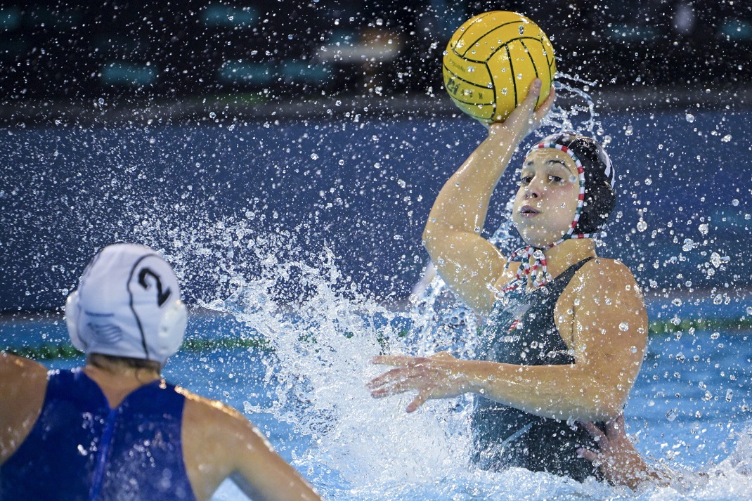 Női vízilabdázók a mérkőzés közben