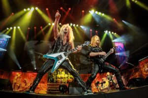 Koncert közben a Judas Priest gitárosai