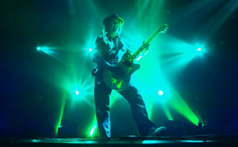 Phil Campbell gitárszóló közben