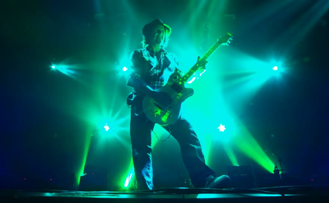 Phil Campbell gitárszóló közben