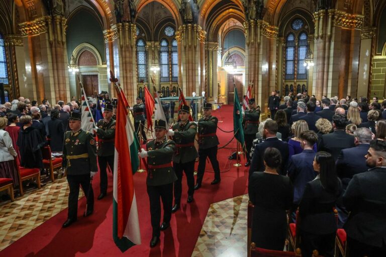 Ünnepség a Parlament kupolacsarnokában