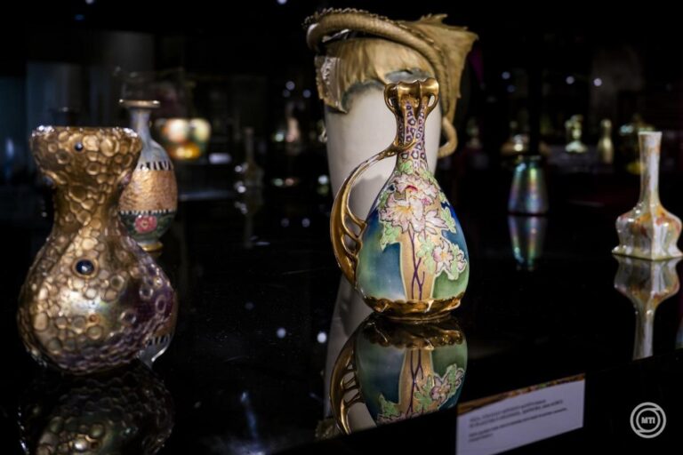 Zsolnay vázák növényi motívumokkal