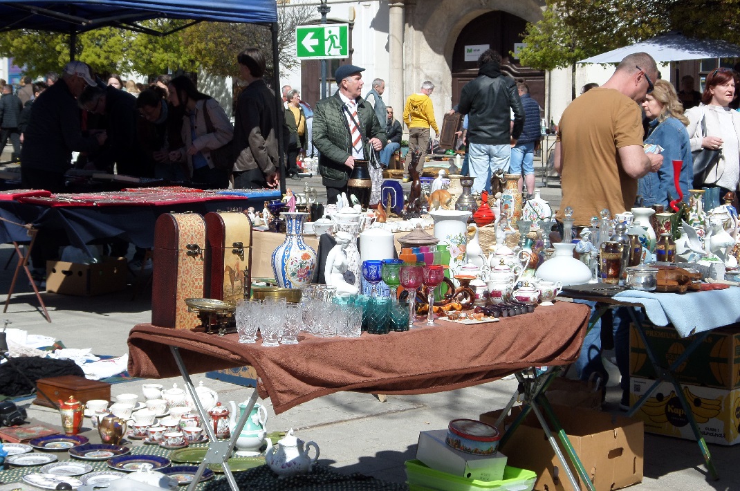 Üveg és porcelántárgyak a miskolci Régiségvásárban