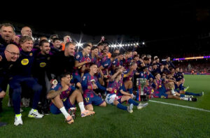 FC Barcelona focistái a bajnoki trófeával