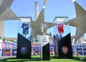 A Bajnokok Ligája trófeája a Champions Fesztivál helyszínén a Hősök terén