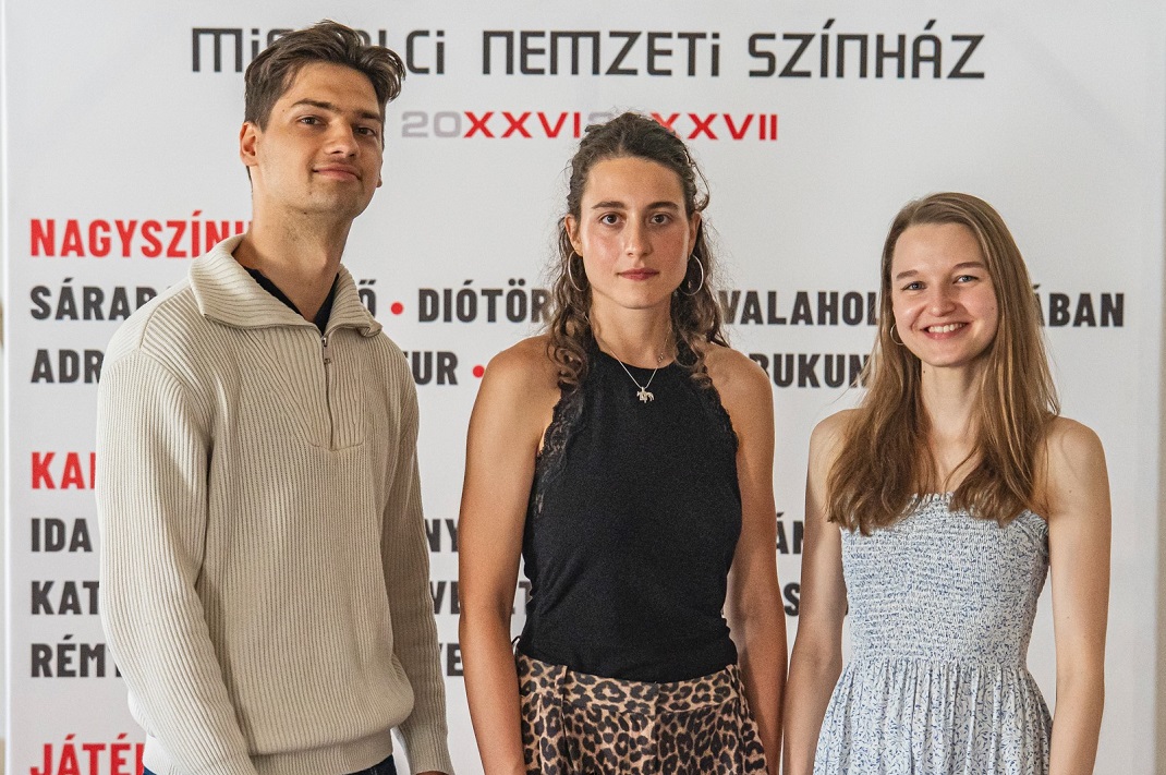 Kirády Marcell (b-j), Móró Fruzsina és Lázár Juli a Miskolci Nemzeti Színházban