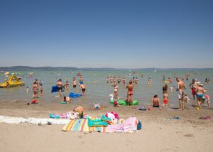Fürdőzők Balatonlellén